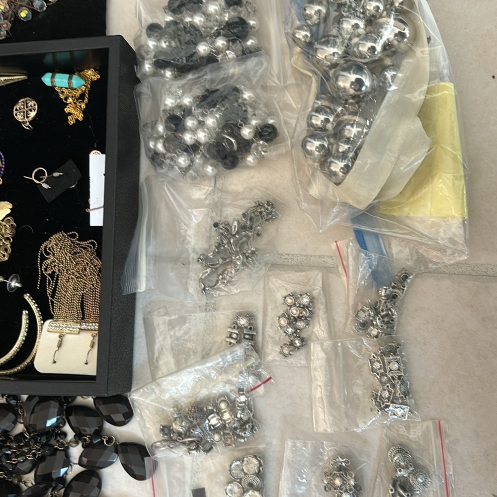 JEWELRY - Picture 3 of 3